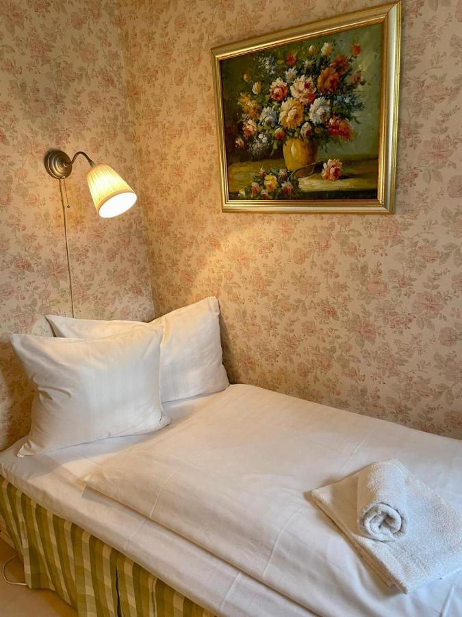 Apertins Hotell Kil Exterior photo